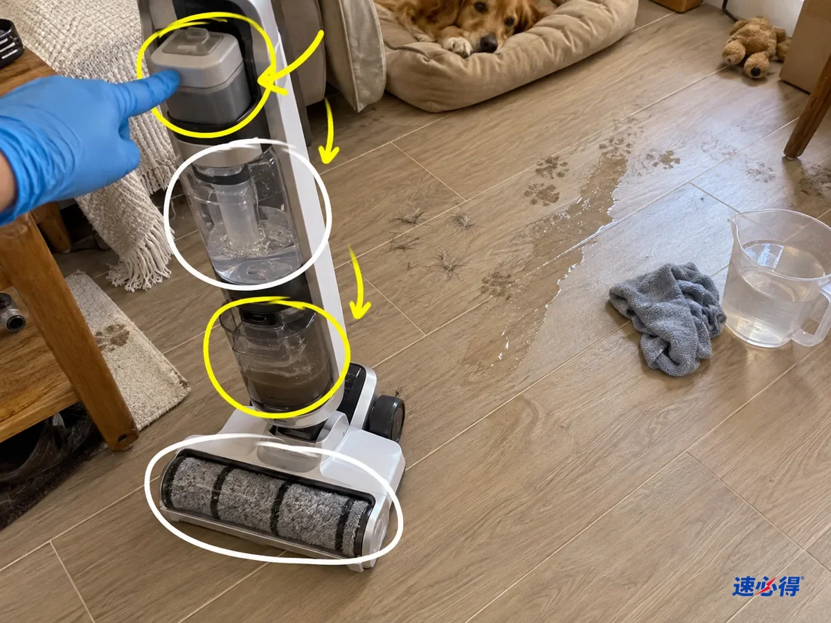 立式洗地机的配方箱、清水箱、污水箱和底部滚刷被依次标出，地板上有湿痕和狗毛