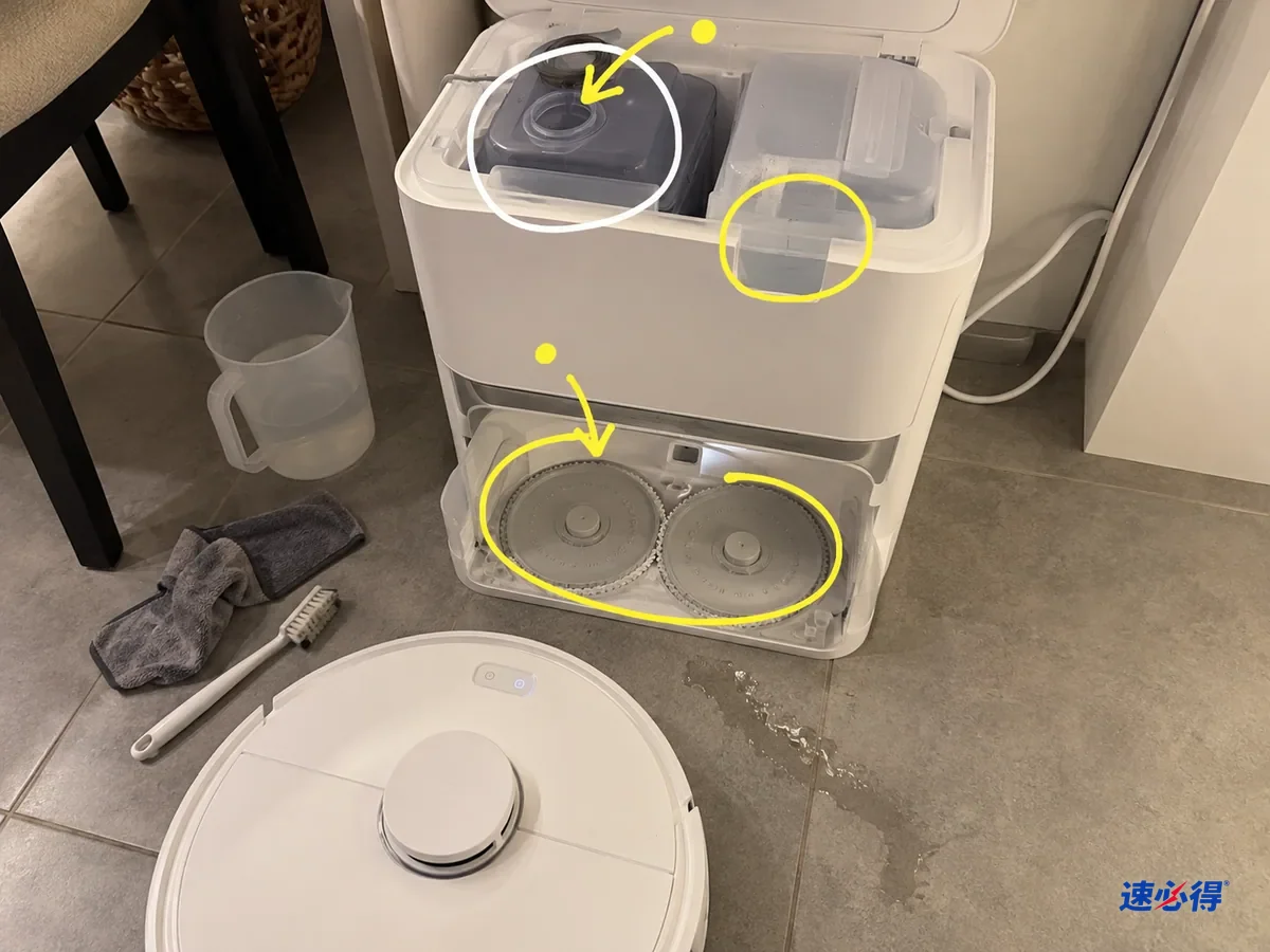 掀开上盖的白色基站里，加液仓、液位线、清水箱和洗拖布盘的位置被标出