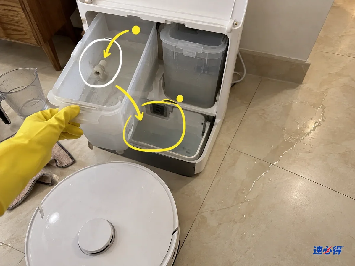 掀开上盖的白色基站里，抽出一半的加液仓、出液口和下方清水箱被标出