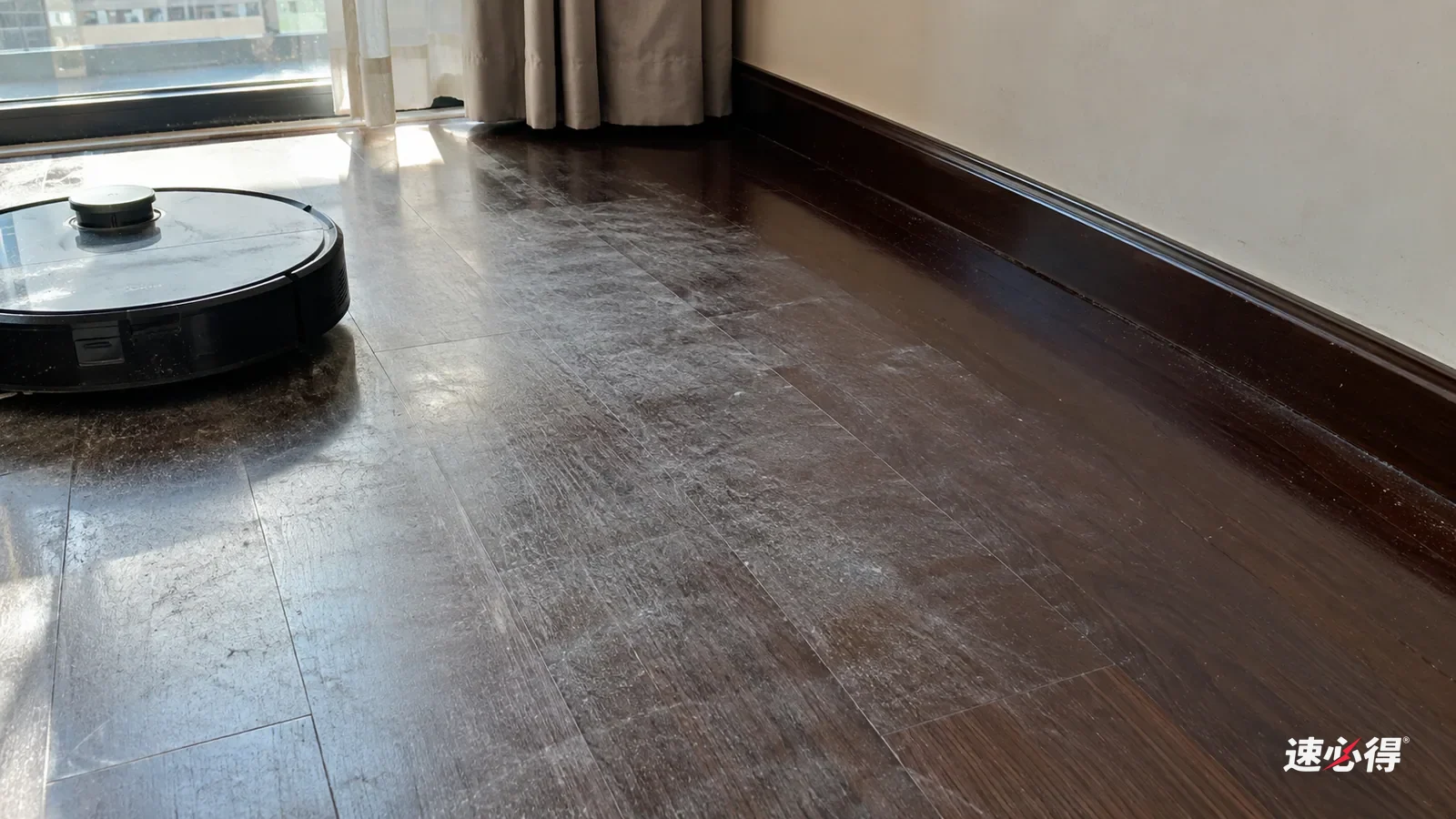 AI 示意图：窗边侧光下的深色木地板，中央有灰白雾状条纹