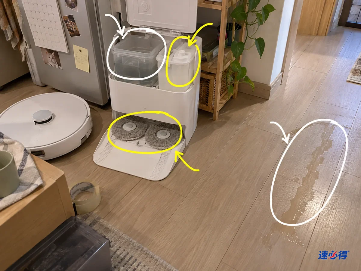基站的清水箱、加液仓和洗拖布盘被标出，旁边木地板上有一道未干的湿痕