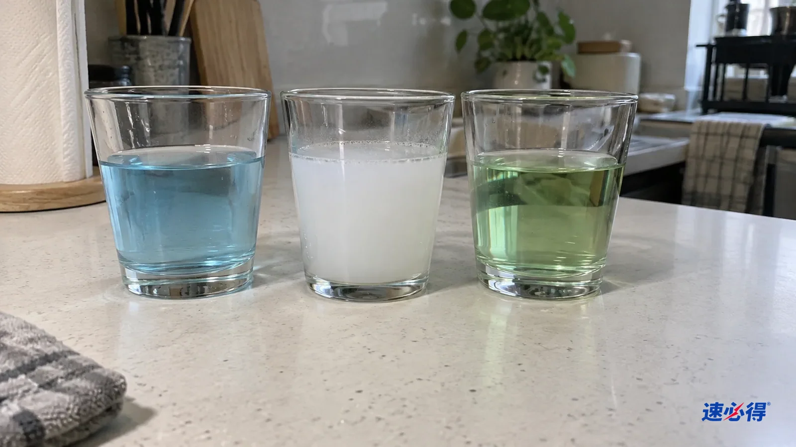 AI 示意图：蓝色与绿色液体量杯之间放着一杯浑浊液体