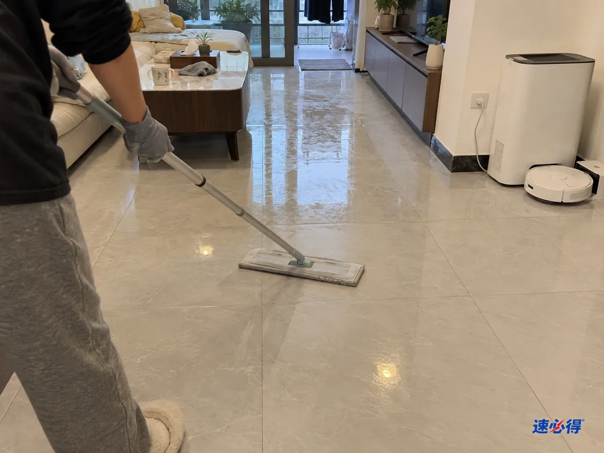 同一客厅，换上干拖布的平板拖把紧跟着刚湿拖过的地方再擦一遍，擦过的一条瓷砖发干，前面还有一片湿亮