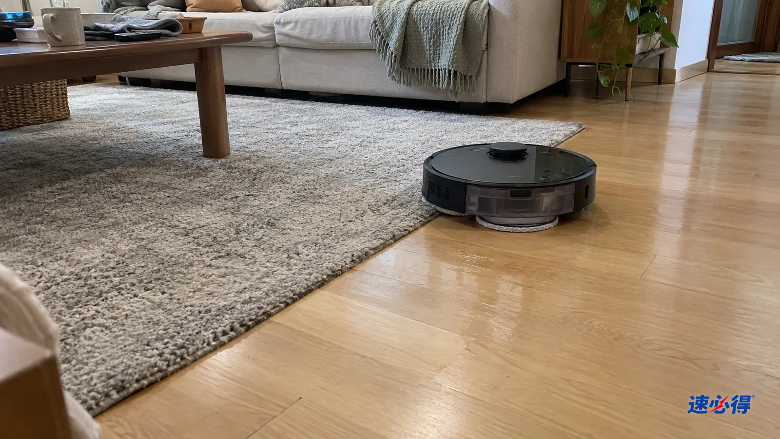 AI 示意图：客厅浅色木地板中间铺着一块浅灰色短绒地毯，扫地机器人正沿着地毯边缘在木地板上拖地
