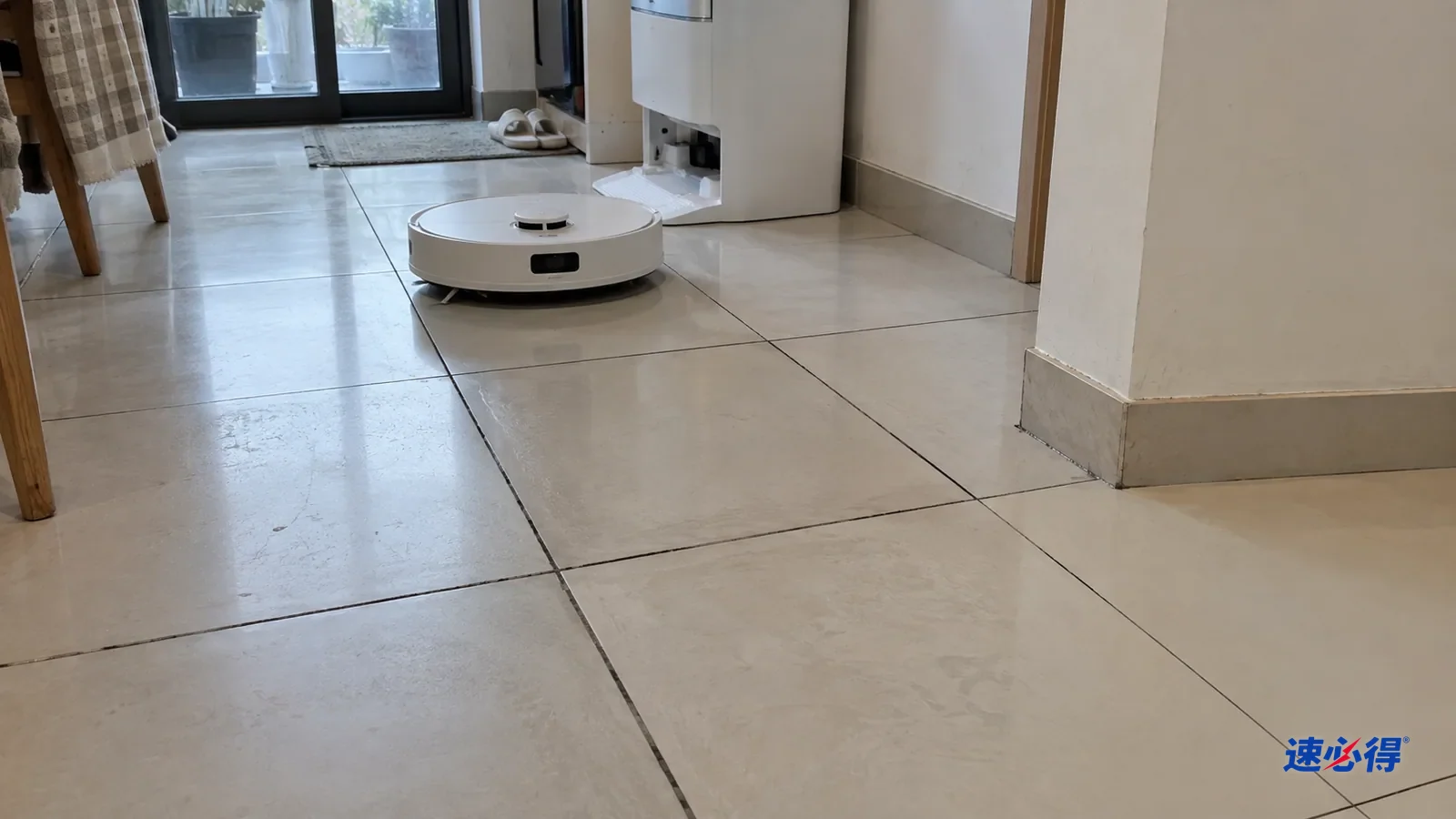 AI 示意图：浅色瓷砖地面上，扫地机器人常走的路线两侧的砖缝明显比墙角的砖缝更黑