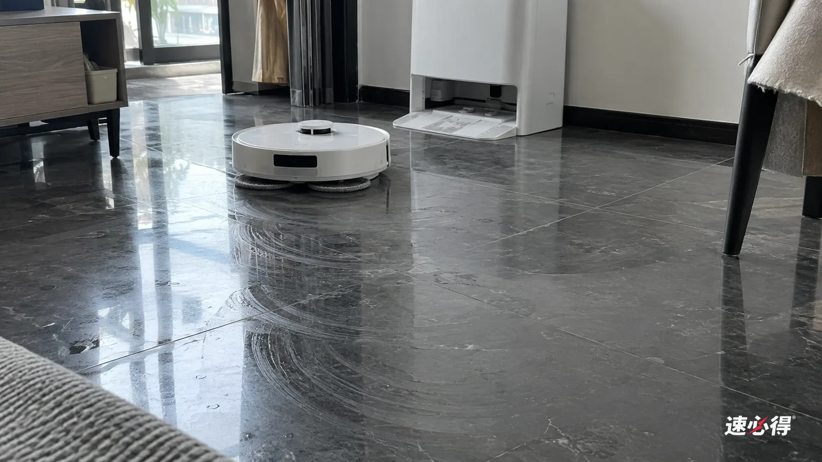 AI 示意图：侧光下的深色抛光瓷砖地面上，能看到扫地机器人旋转拖布留下的一圈圈弧形拖痕