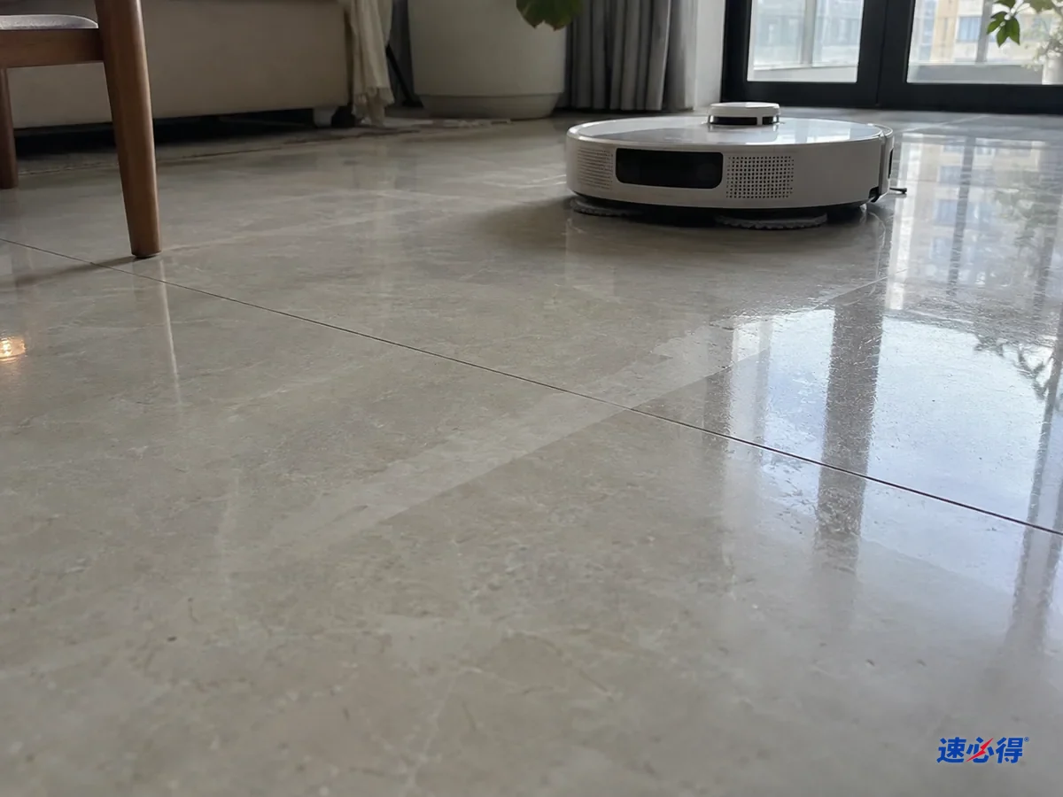 AI 示意图：浅色瓷砖地面在窗光下有湿润条纹和较浅的擦痕