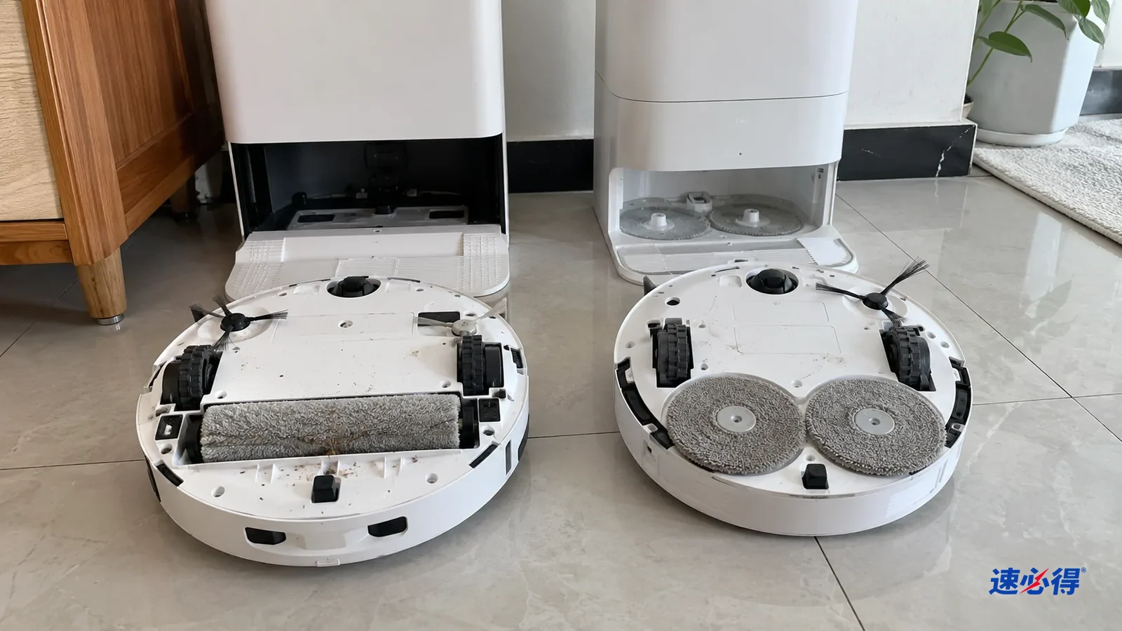 AI 示意图：两台翻转的扫地机器人，一台底部是滚筒，另一台是圆形拖布